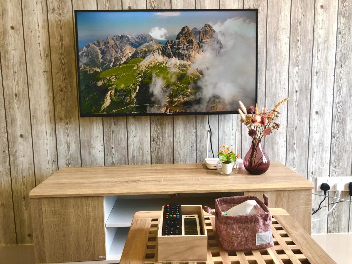 Tropicana 218 Macalister Netflix Unit By Blue Sky Holidays George Town