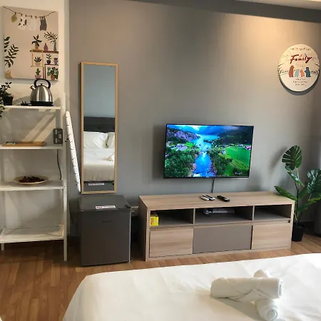 Tropicana 218 Macalister Netflix Unit By Blue Sky Holidays George Town Exterior photo